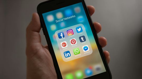 FOMO - lęk, że będąc offline coś przeoczymy - to problem, z którym mierzymy się także w święta