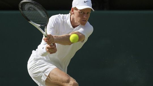 Jannik Sinner Mistrzem Wimbledonu 2025: Włoch Pokonuje Carlosa Alcaraza